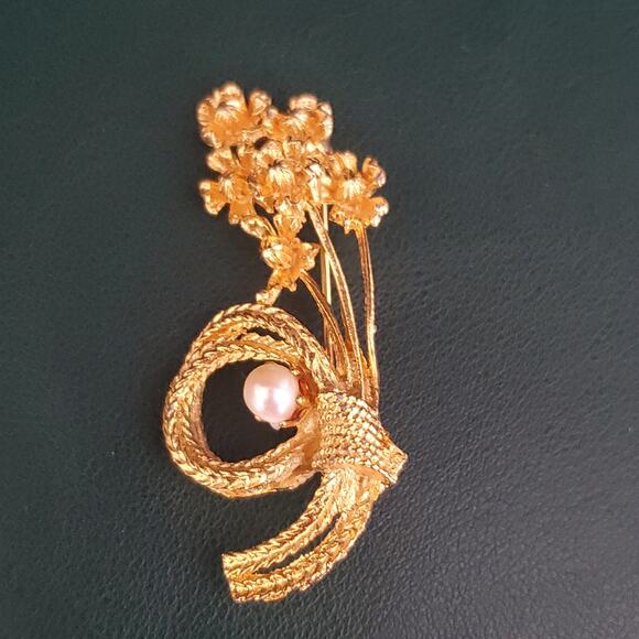 Vintage Brooch Floral Spray Bouquet‎ and Twisted Rope Cultured Pearl Gold Tone - Picture 1 of 5